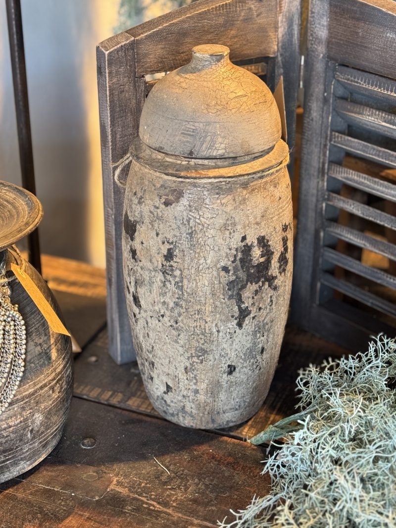 Oude houten pot met deksel