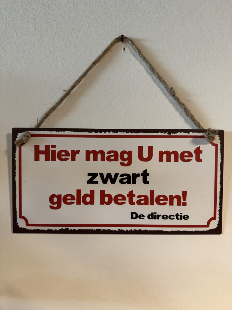 Wandbord: Hier mag U met zwart geld betalen.