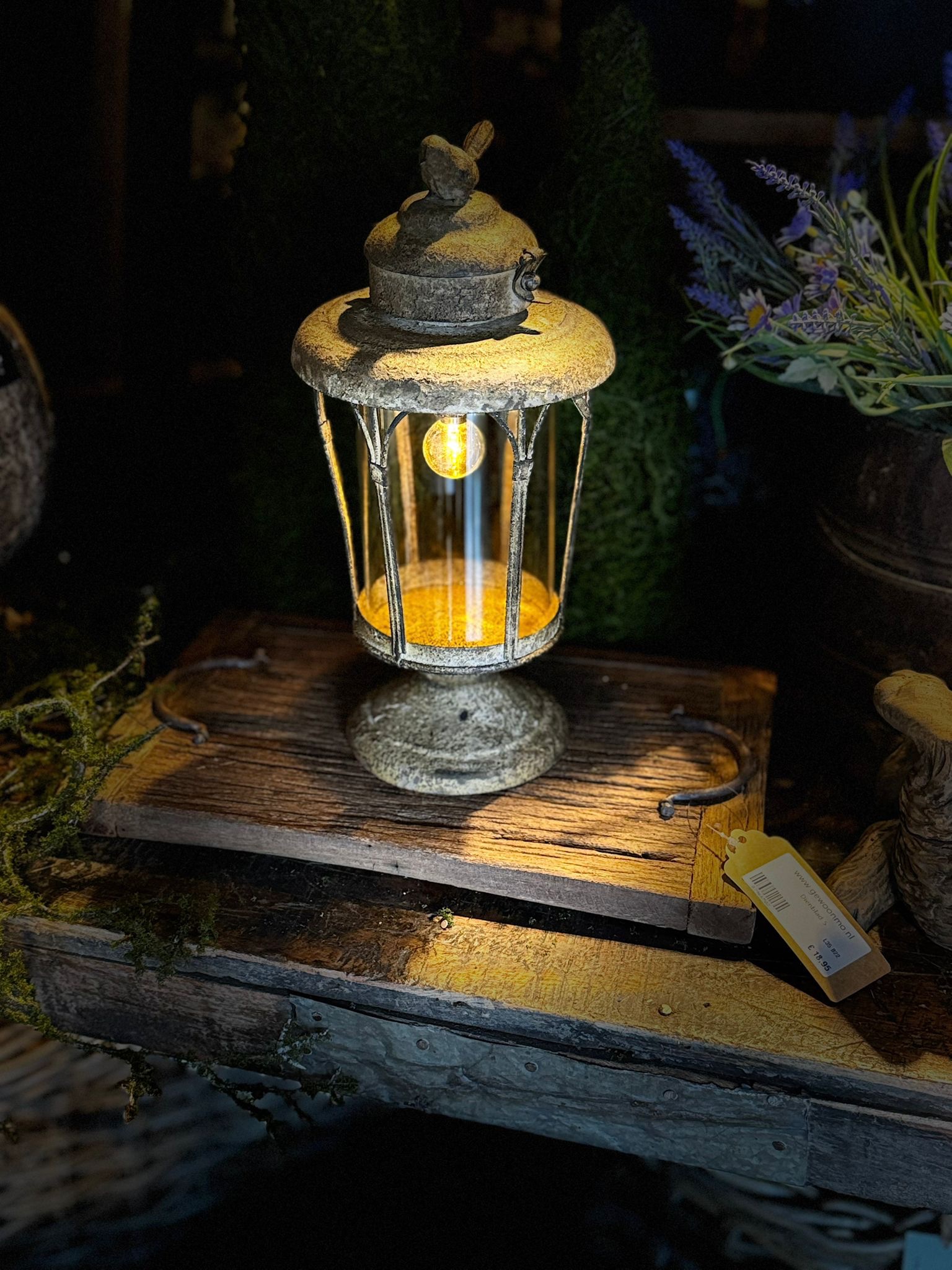 Lantaarn op voet Halima